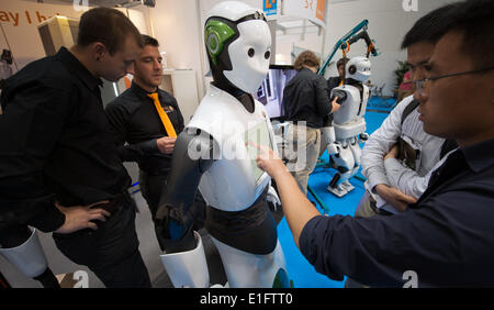 München, Deutschland. 3. Juni 2014. Menschen betrachten das REEM Roboter von Firma Pal-Robotik Automatica Expo in München, Deutschland, 3. Juni 2014. Sein Kollege steht auf der Rückseite. Rund 730 Aussteller aus 42 Ländern präsentieren ihre Produkte auf der Expo der bis 06 Juni läuft. Der Fokus liegt auf professionellen Service-Roboter in diesem Jahr. Foto: PETER KNEFFEL/Dpa/Alamy Live News Stockfoto