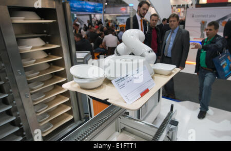 München, Deutschland. 3. Juni 2014. Menschen betrachten ein Roboterarm am Stand des KUKA auf der Automatica-Expo in München, 3. Juni 2014. Sein Kollege steht auf der Rückseite. Rund 730 Aussteller aus 42 Ländern präsentieren ihre Produkte auf der Expo der bis 06 Juni läuft. Der Fokus liegt auf professionellen Service-Roboter in diesem Jahr. Foto: PETER KNEFFEL/Dpa/Alamy Live News Stockfoto