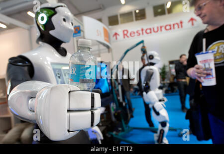 München, Deutschland. 3. Juni 2014. Menschen betrachten das REEM Roboter von Firma Pal-Robotik Automatica Expo in München, Deutschland, 3. Juni 2014. Sein Kollege steht auf der Rückseite. Rund 730 Aussteller aus 42 Ländern präsentieren ihre Produkte auf der Expo der bis 06 Juni läuft. Der Fokus liegt auf professionellen Service-Roboter in diesem Jahr. Foto: PETER KNEFFEL/Dpa/Alamy Live News Stockfoto