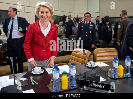 Brüssel, Belgien. 3. Juni 2014. Bundesministerin Ursula von der Leyen Verteidigung kommt für das Treffen der NATO-Verteidigungsminister in Brüssel, Belgien, 3. Juni 2014. Die Verteidigungsminister der 28 Mitgliedsstaaten der NATO diskutieren eine stärkere militärische Präsenz in den osteuropäischen Mitgliedstaaten vor dem Hintergrund der aktuellen Krise in der Ukraine. Foto: BERND VON JUTRCZENKA/DPA/Alamy Live-Nachrichten Stockfoto