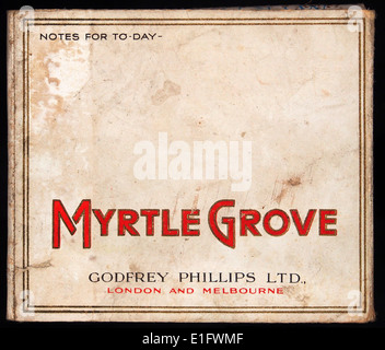 Die Rückseite einer Vintage Myrtle Grove Zigarettenpackung von Godfrey Phillips Ltd. Mit klassischem Design und Branding-Details. Diese Packung repräsentiert den Verpackungsstil der Mitte des 20. Jahrhunderts. Stockfoto