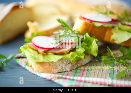 Sandwich mit Salat, Schinken und Radieschen für Frühstück Stockfoto