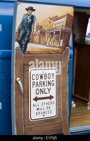 Innerhalb einer Split-Screen Camper van dekoriert im Stil einer Cowboy-Limousine Stockfoto