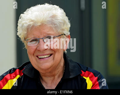 Düsseldorf, Deutschland. 2. Juni 2014. EXKLUSIV - Tischtennisspieler Marianne Blasberg (84) Posen bei den Tischtennis-Leistungszentrum in Düsseldorf, 2. Juni 2014. Sie spielte für Friedrichstaedter TV Düsseldorf und wurde Weltmeister im Einzel in der Altersklasse (80-84) bei der 17. Tischtennis-Weltmeisterschaft in Auckland, Neuseeland zwischen dem 12. und 17. Mai 2014. Sie gewann die Bronzemedaille im Doppel. Foto: HORST OSSINGER, Dpa/Alamy Live-Nachrichten Stockfoto