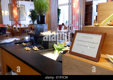 Das Innere des Restaurant La Salle in Schloss Elmau in der Nähe von Krün mit einem Teil der täglich wechselnden Buffet serviert, zum Abendessen - 5. Mai 2014 Stockfoto