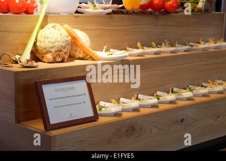 Das Innere des Restaurant La Salle in Schloss Elmau in der Nähe von Krün mit einem Teil der täglich wechselnden Buffet serviert, zum Abendessen - 5. Mai 2014 Stockfoto