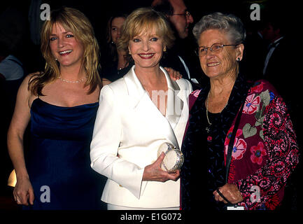 1. Mai 2014 - starb Emmy-Preisträgerin ANN BRADFORD DAVIS, der Lieblings Haushälterin des Landes als die gewidmet Alice Nelson vom "The Brady Bunch" wurde Donnerstag, 1. Mai 2014 in einem Krankenhaus von San Antonio nach einem Sturz in ihrem Haus Samstag leiden. Sie war 88. Im Bild - 16. März 2003 - Hollywood, Kalifornien, USA - Susan Olsen, Ann B Davis und Florence Henderson am 50. Jubiläumsfeier IBC TV-Netzwerk. © Phil Roach/Globe Photos/ZUMAPRESS.com/Alamy Live-Nachrichten Stockfoto