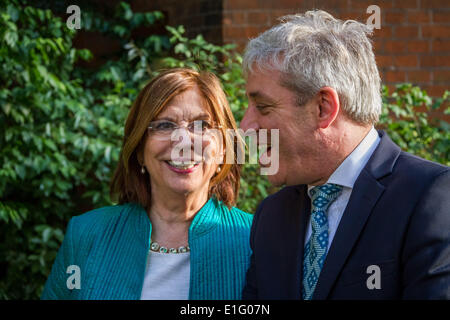 Westminster, London, UK. 3. Juni 2014. Tauziehen zwischen Abgeordneten und Lords in jährlichen Benefizspiel in Westminster, London Credit: Guy Corbishley/Alamy Live News Stockfoto