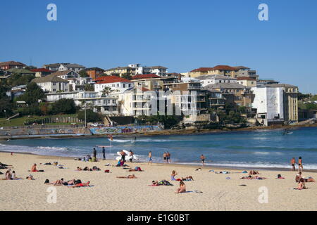 Bondi Beach, Sydney, Australien. 3. Juni 2014. Sydney nach wie vor über dem durchschnittlichen Temperaturen mit den Stränden noch damit beschäftigt, im Winter, Dienstag, 3. Juni 2014 Credit: Martin Beere/Alamy Live News Stockfoto