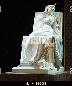 Laguna Beach, Kalifornien, USA. 2. Juni 2014. "Der Tod der Cleopatra', 1867 von Edmonia Lewis---The Laguna Beach Festival der Künste 2014 Festzug der Meister angekündigt hat," The Art Detective '' als Thema in diesem Jahr in einer Medien-Vorschau-Nacht am Montag, 2. Juni 2014. Die jährliche Veranstaltung bietet eigentlichen Akteure, die ausgewählte Bildmaterial in eine überlebensgroße Darstellung der Themen Ölgemälde und Skulpturen zu porträtieren. © David Bro/ZUMAPRESS.com/Alamy Live-Nachrichten Stockfoto