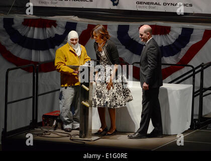 Providence, Rhode Island, USA. 2. Juni 2014. US-First Lady Michelle Obama reagiert als Mathew Schilling, ein Mitarbeiter von General Dynamics Electric Boat, Schweißnähte ihre Initialen auf einer Metallplatte während der Kiellegung Zeremonie für die Virginia-Klasse u-Boot PCU Illinois 2. Juni 2014 in Providence, Rhode Island. Bildnachweis: Planetpix/Alamy Live-Nachrichten Stockfoto