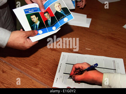 Damaskus, Syrien. 3. Juni 2014. Mitglieder der syrischen Wahlausschuss zählen der Stimmen in einem Wahllokal in der Assad Bibliothek, Damaskus, Syrien, 3. Juni 2014. Syriens Präsidenten Abstimmung endete am Dienstag um Mitternacht und die Auszählung der Stimmen begonnen hat, laut der staatlichen Nachrichtenagentur SANA. © Bassem Tellawi/Xinhua/Alamy Live-Nachrichten Stockfoto