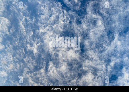 Cirrocumulus Lacunosus flauschigen Wolken am blauen Himmel Stockfoto