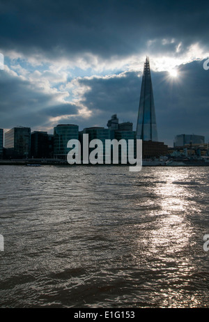 Stürmischer Himmel und ein Sunburst über die Skyline der Stadt in London England UK Stockfoto