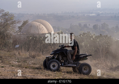 Unteren Galiläa, Israel. Ein Teenager treibt ein ATV in der Nähe von einem alten Schrein im Beit She'arim National Park. Stockfoto