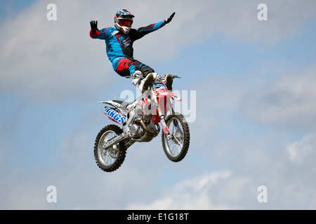 Redbourn Hertfordshire England County Show Motorrad Motorrad Display Team Antenne Tricks Bolddog Lings Freestyle Stuntfahrer Stockfoto