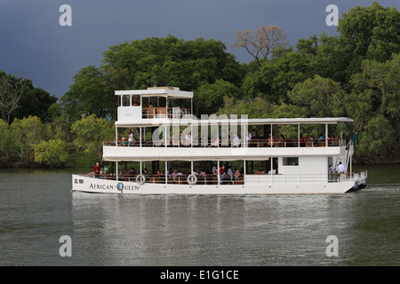 Die African Queen Touristenboot auf dem Sambesi oberhalb Viktoriafälle, Simbabwe, Afrika. Stockfoto