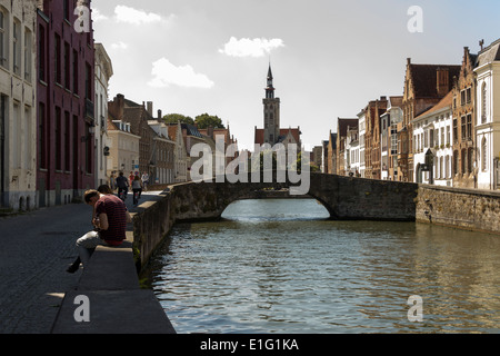 Spiegelrei Kanal und Brücke, mit der Portierloge im Hintergrund, Brügge, Belgien Stockfoto