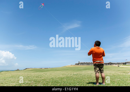 Junge Drachen, El Morro Gelände, Old San Juan, Puerto Rico Stockfoto