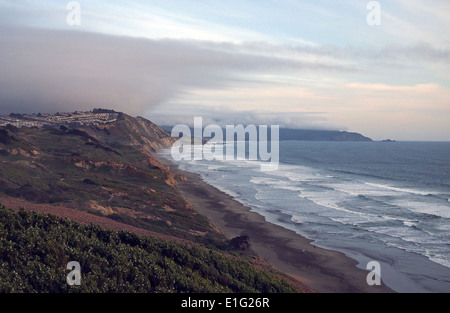 Blick auf Häuser in Daly City von Fort Funston, GGNRA, San Francis Stockfoto
