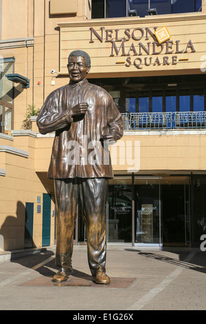 Nelson Mandela Statue in Nelson Mandela Square in Sandton, Johannesburg, Südafrika. Stockfoto