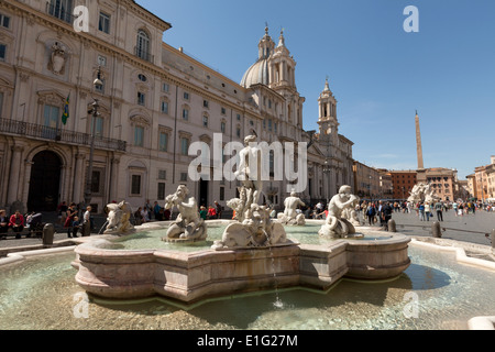 Piazza Navona, Rom, Blick nach Norden von der Fontana del Moro (Brunnen des Moores) am südlichen Ende; Rom, Italien Europa Stockfoto