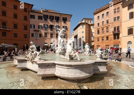 Der Neptun-Brunnen an einem sonnigen Frühlingstag, nördlichen Ende des Piazza Navona, Rom Italien Europa Stockfoto