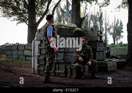 Donbass, Ukraine. 30. Mai 2014. Ukrainische Armee-Fallschirmjäger patrouilliert das Territorium des Anti-Terror Opp Basis in Donezk © Sergii Kharchenko/NurPhoto/ZUMAPRESS.com/Alamy Live News Stockfoto