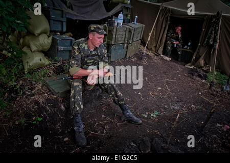 Donbass, Ukraine. 30. Mai 2014. Ukrainische Armee-Fallschirmjäger haben eine kurze Pause auf Patrouille das Territorium des Anti-Terror Opp in Donezk © Sergii Kharchenko/NurPhoto/ZUMAPRESS.com/Alamy Live News Stockfoto