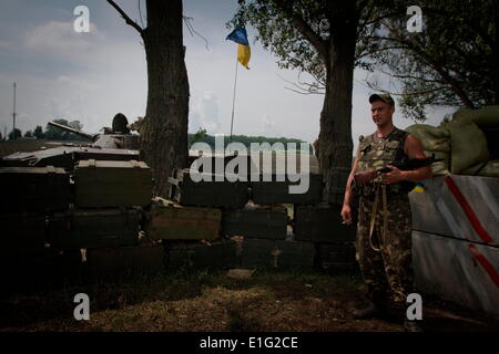 Donbass, Ukraine. 30. Mai 2014. Ukrainische Armee-Fallschirmjäger patrouilliert das Territorium von Anti-Terror Opp Base in Donezk © Sergii Kharchenko/NurPhoto/ZUMAPRESS.com/Alamy Live News Stockfoto