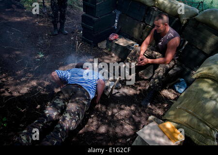 Donbass, Ukraine. 30. Mai 2014. Ukrainische Armee-Fallschirmjäger beginnt das Feuer aufkochen etwas Wasser nach Patrouille die Region Donezk © Sergii Kharchenko/NurPhoto/ZUMAPRESS.com/Alamy Live News Stockfoto