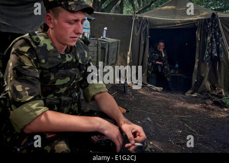 Donbass, Ukraine. 30. Mai 2014. Ukrainische Armee-Fallschirmjäger ruhen nach Patrouille der Gebiet der Anti-Terror Opp Basis in Donezk © Sergii Kharchenko/NurPhoto/ZUMAPRESS.com/Alamy Live News Stockfoto