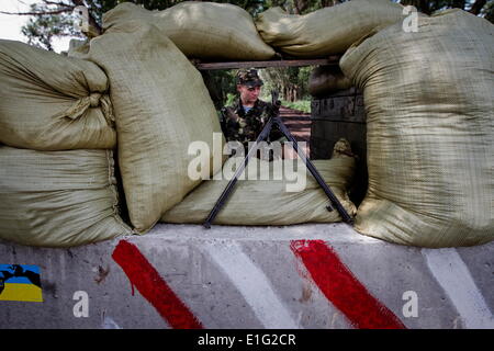 Donbass, Ukraine. 30. Mai 2014. Ukrainische Armee-Fallschirmjäger patrouilliert das Territorium von Anti-Terror Opp Base in Donezk © Sergii Kharchenko/NurPhoto/ZUMAPRESS.com/Alamy Live News Stockfoto