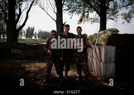 Donbass, Ukraine. 30. Mai 2014. Ukrainische Armee-Fallschirmjäger posieren für ein Foto nach Patrouille der Gebiet der Anti-Terror Opp Basis in Donezk © Sergii Kharchenko/NurPhoto/ZUMAPRESS.com/Alamy Live News Stockfoto