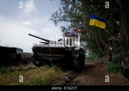 Donbass, Ukraine. 30. Mai 2014. Ukrainische Armee-Fallschirmjäger verlässt das ACV (airborne Kampffahrzeug) nach Patrouille der Gebiet der Anti-Terror Opp Basis in Donezk © Sergii Kharchenko/NurPhoto/ZUMAPRESS.com/Alamy Live News Stockfoto