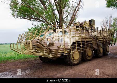 Donezk, Ukraine. 31. Mai 2014. Militärische APC Patrouillen der ATO-Basis am 31. Mai 2014. Mehr als 20 ukrainische Armee tötete Personal während der Sonderbetrieb im Osten des Landes, Ukraine ist Defense Minister Mykhailo Koval sagte handeln. Laut Minister Koval hat die Pattsituation behauptet, das Leben der beiden Hubschrauberbesatzungen und mehrere Fallschirmjäger. Sergii Kharchenko/NurPhoto/ZUMAPRESS.com/Alamy © Live-Nachrichten Stockfoto