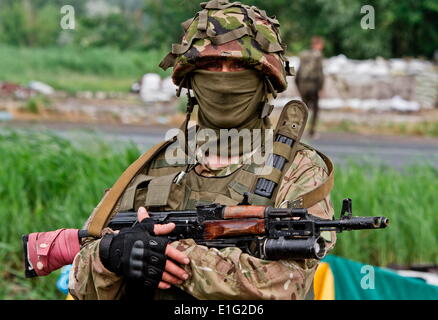 Donezk, Ukraine. 31. Mai 2014. Nationalen Nationalgarde Soldat, am 31. Mai 2014. Mehr als 20 ukrainische Armee tötete Personal während der Sonderbetrieb im Osten des Landes, Ukraine ist Defense Minister Mykhailo Koval sagte handeln. Laut Minister Koval hat die Pattsituation behauptet, das Leben der beiden Hubschrauberbesatzungen und mehrere Fallschirmjäger. Sergii Kharchenko/NurPhoto/ZUMAPRESS.com/Alamy © Live-Nachrichten Stockfoto