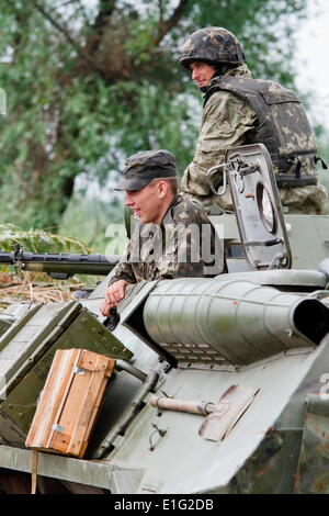 Donezk, Ukraine. 31. Mai 2014. Nationalgarde Soldaten sitzen auf dem APC-Board am 31. Mai 2014. Mehr als 20 ukrainische Armee tötete Personal während der Sonderbetrieb im Osten des Landes, Ukraine ist Defense Minister Mykhailo Koval sagte handeln. Laut Minister Koval hat die Pattsituation behauptet, das Leben der beiden Hubschrauberbesatzungen und mehrere Fallschirmjäger. Sergii Kharchenko/NurPhoto/ZUMAPRESS.com/Alamy © Live-Nachrichten Stockfoto