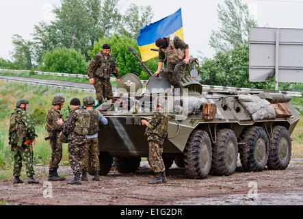 Donezk, Ukraine. 31. Mai 2014. Nationalgarde Soldaten sitzen auf dem APC-Board am 31. Mai 2014. Mehr als 20 ukrainische Armee tötete Personal während der Sonderbetrieb im Osten des Landes, Ukraine ist Defense Minister Mykhailo Koval sagte handeln. Laut Minister Koval hat die Pattsituation behauptet, das Leben der beiden Hubschrauberbesatzungen und mehrere Fallschirmjäger. Sergii Kharchenko/NurPhoto/ZUMAPRESS.com/Alamy © Live-Nachrichten Stockfoto