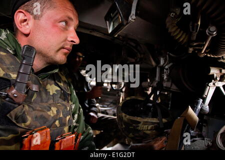 Donezk, Ukraine. 31. Mai 2014. APC-Besatzung während des Kampfes mit Separatisten in der Nähe von Slaviansk am 31. Mai 2014. Mehr als 20 ukrainische Armee tötete Personal während der Sonderbetrieb im Osten des Landes, Ukraine ist Defense Minister Mykhailo Koval sagte handeln. Laut Minister Koval hat die Pattsituation behauptet, das Leben der beiden Hubschrauberbesatzungen und mehrere Fallschirmjäger. Sergii Kharchenko/NurPhoto/ZUMAPRESS.com/Alamy © Live-Nachrichten Stockfoto