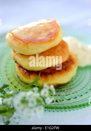 Käse-Pfannkuchen mit Honig und Sahne Stockfoto