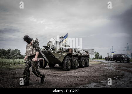 Donezk, Ukraine. 31. Mai 2014. Soldat übergibt die APC auf der Check-Point Neben Slaviansk Stadt am 31. Mai 2014. Mehr als 20 ukrainische Armee tötete Personal während der Sonderbetrieb im Osten des Landes, Ukraine ist Defense Minister Mykhailo Koval sagte handeln. Laut Minister Koval hat die Pattsituation behauptet, das Leben der beiden Hubschrauberbesatzungen und mehrere Fallschirmjäger. (Foto von Sergii Kharchenko/NurPhoto) © Sergii Kharchenko/NurPhoto/ZUMAPRESS.com/Alamy Live-Nachrichten Stockfoto