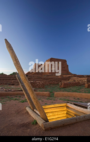 Kiva und Mission Kirchenruinen, Pecos National Historic Site, Pecos, New Mexico, Vereinigte Staaten Stockfoto