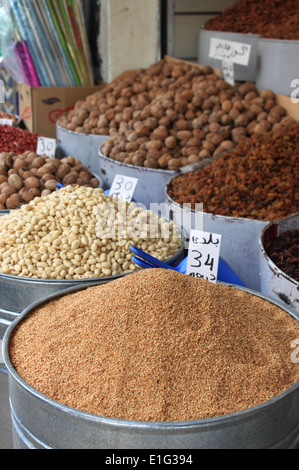 Trockenfrüchte und Hülsenfrüchte an einem Marktstand in Marokko Stockfoto