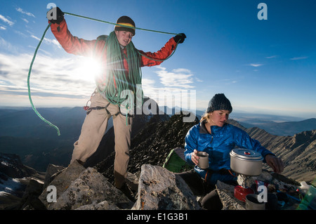 Ein Mann und eine Frau kochendes Wasser auf Campstove auf felsigen, alpine Ridgeline in der Nähe von Tellride, Colorado. Stockfoto