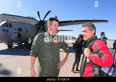 US Air Force Oberstleutnant Mike Depree, links, von der 119. Operations Group begrüßt Massimo Trocino, Hector International Airp Stockfoto