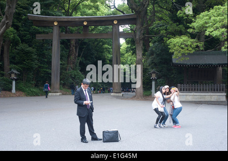 Tokyo Japan 2014 - Meiji-Schrein, riesige Zeder Torii Tor Haupteingang Weg. Stockfoto