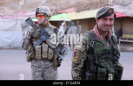 Sorgen Sie US Army Staff Sgt Andrew Beauchamp, links und ein Afghan National Army Soldat für Sicherheit auf dem Salar Basar während Ope Stockfoto