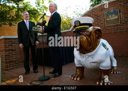 Universität von Georgia (UGA) Präsident Dr. Michael F. Adams, Recht, präsentiert der Secretary Of The Navy Ray Mabus mit einer Statue o Stockfoto