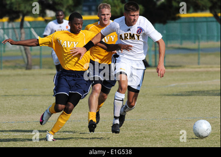 Von links, U.S. Marine Seemann Lehrling Kyle Baker, eine Weiterleitung für die Navy Fußballmannschaft, US Armee Sgt. Tyler Stratford, ein Midfiel Stockfoto